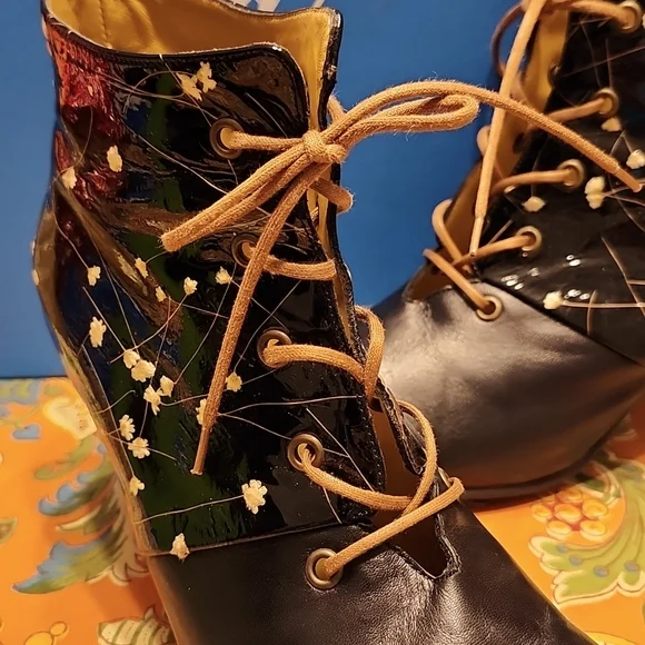 JOHN FLUEVOG Bellevue Rose Dunn Black & Gold Pressed Flowers Lace Up Ankle Boots - Picture 2 of 9